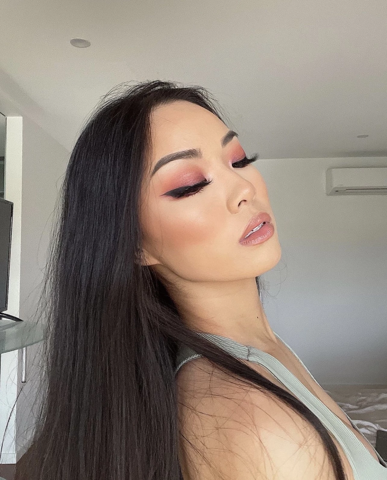 Kathryn Tan - Influencer, Hair & Makeup Artist - theright.fit