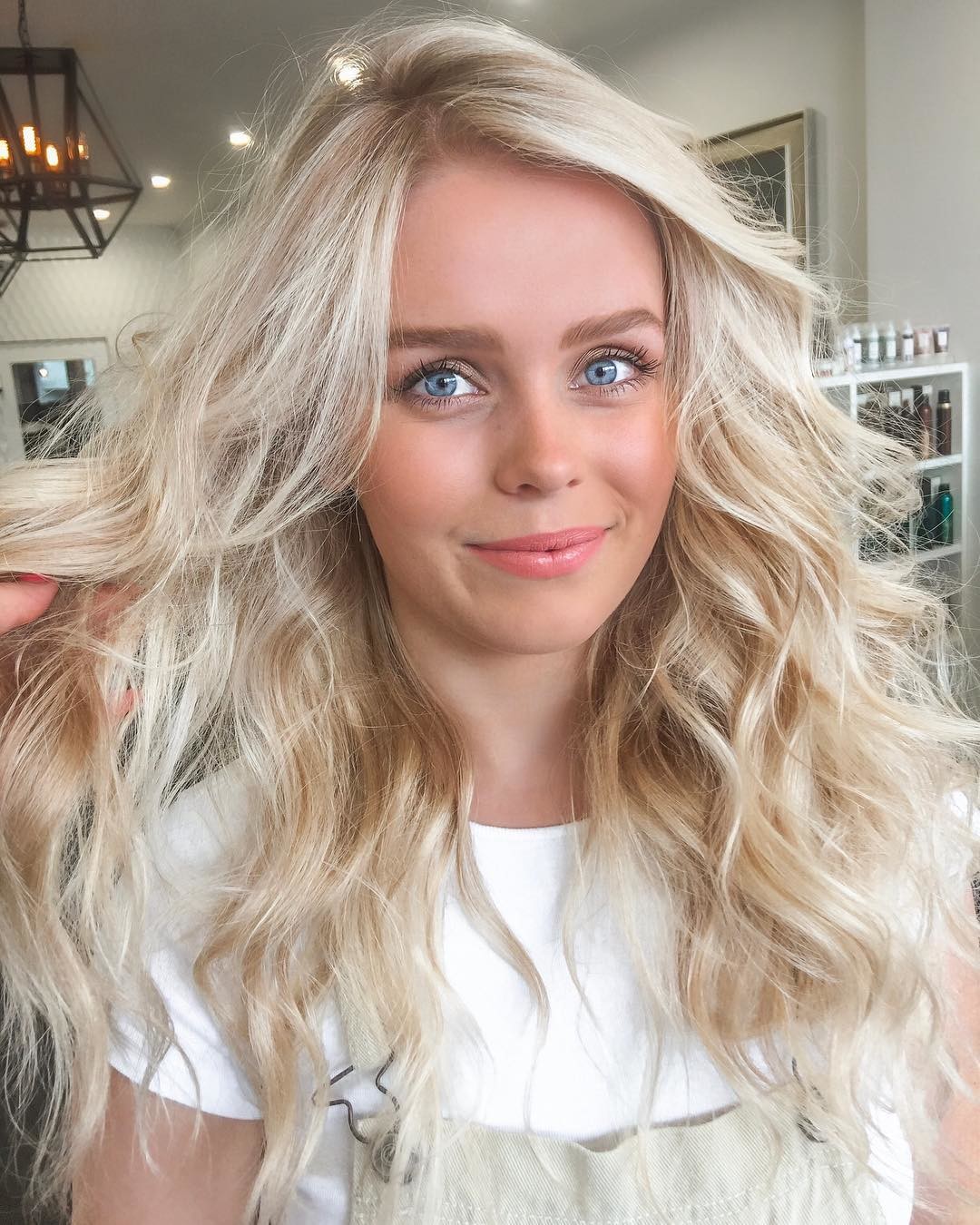 Ella Jones [Profiles] • Instagram, Twitter, TikTok Foller